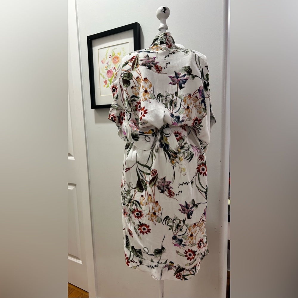 This versatile kimono/dress has a beautiful floral pattern with raglan sleeves